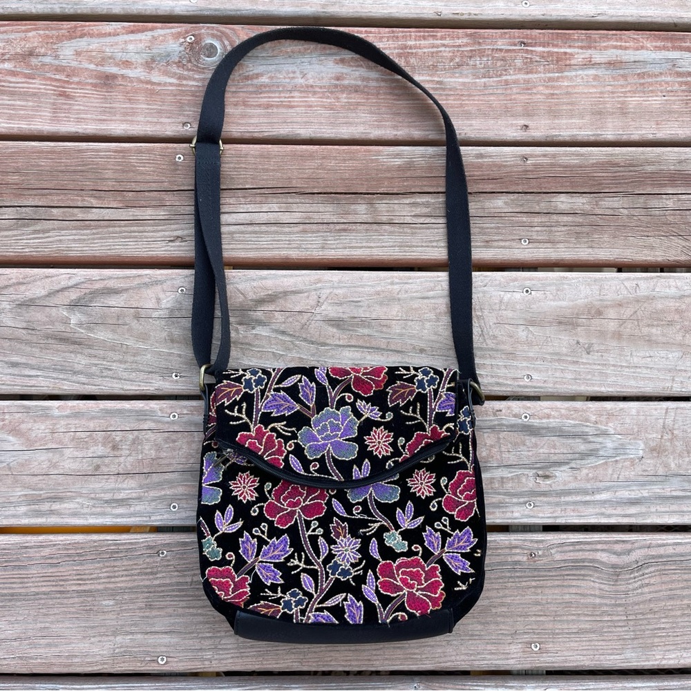Sakroots Women’s Crossbody Bag Floral Embroidered Black Boho Hippie - Picture 2 of 14